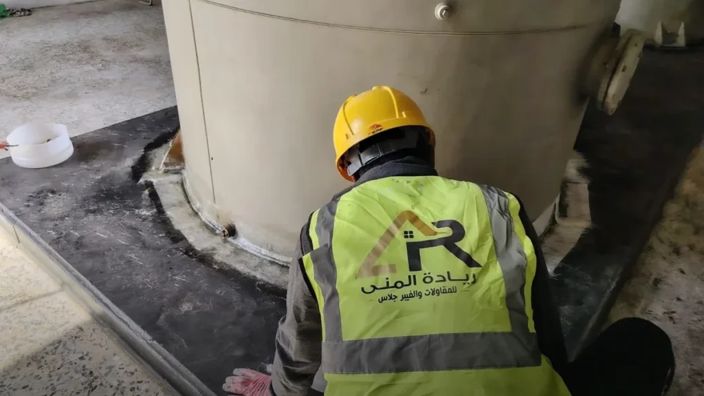ألواح GRP مركّبة على أحواض محطة مياه من تنفيذ ريادة المنى