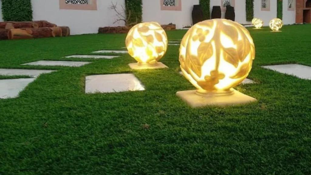 ديكورات أحواش خارجية — كرات مضيئة من الفيبر جلاس على عشب